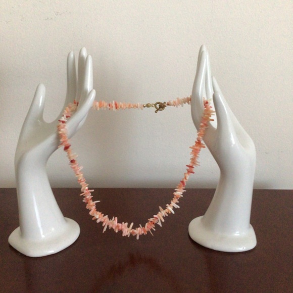 Pink and white coral chip necklace - Picture 6 of 7